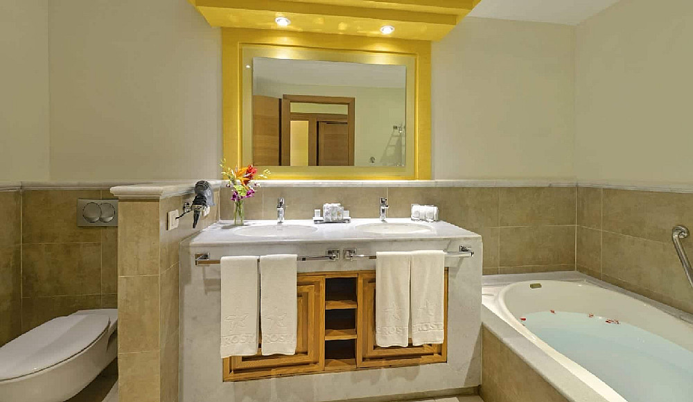 iberostar-selection-rose-hall-suites-bathroom