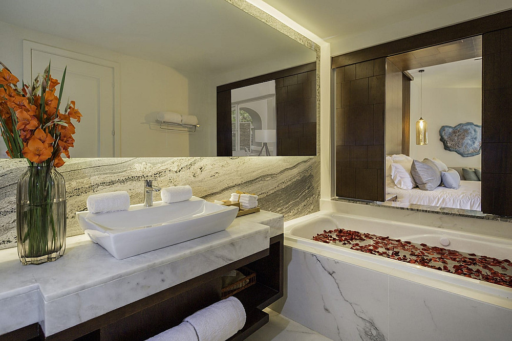 secrets-royal-beach-unior-suite-private-pool-king-bathroom